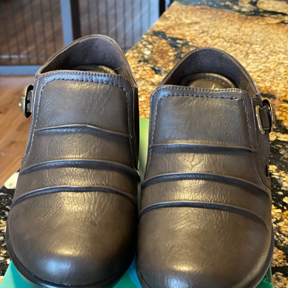 Easy street brown healed clogs size 10N